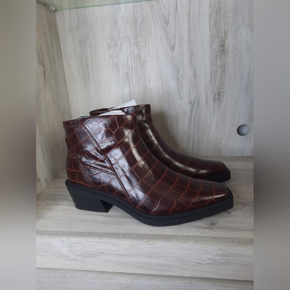 Fina Western BootieFRANCO SARTO women size 7.5 color mahogany Used Like New
